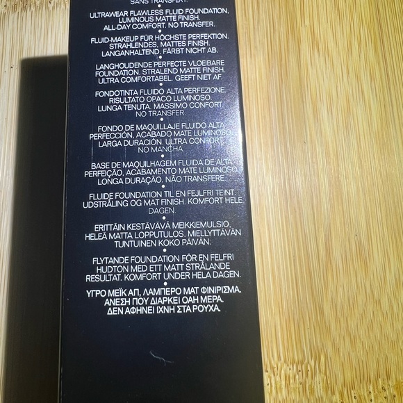 Chanel Ultra Le Teint Ultrawear All Day Comfort Flawless Finish Foundation -BD11 - Picture 8 of 10